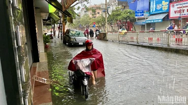 Mưa to không ngớt trong nhiều giờ khiến nước dâng cao, gây ngập sâu ở các khu vực trũng thấp tại thành phố Nam Định.