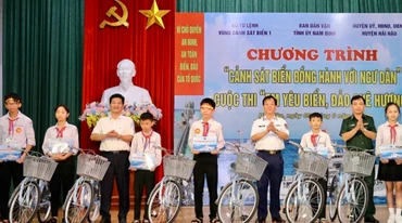 Lãnh đạo tỉnh Nam Định, Bộ Tư lệnh Vùng Cảnh sát biển 1 và Bộ Chỉ huy Bộ đội biên phòng tỉnh tặng xe đạp cho học sinh nghèo vượt khó của huyện Hải Hậu. 