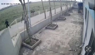 Hình ảnh trích xuất từ camera cho thấy nạn nhân bị nhiều thanh, thiếu niên truy đuổi, đánh hội đồng.