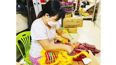 Bà Loan trang trí đèn cá trước khi giao cho khách.
