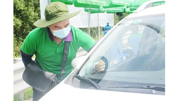 Nên chỉ tổ chức dịch vụ dán thẻ thu phí không dừng trước trạm thu phí.