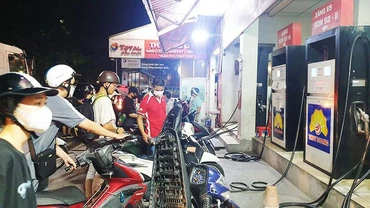 Một số cây xăng quá tải do nhiều điểm bán lẻ dừng hoạt động. Ảnh: NGUYỆT ANH