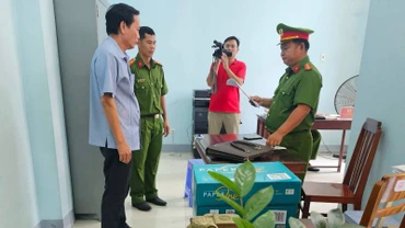 Công an đọc Lệnh bắt giữ bị can Đào Văn Ngọc. 