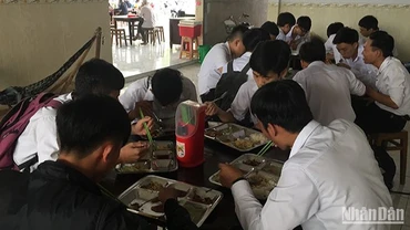 "Nhà ăn tình thương" từ 13 năm qua đã giúp nhiều học sinh nghèo có bữa ấm lòng.