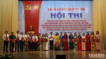Ban tổ chức tặng quà cho các thí sinh dự thi.