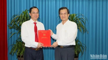 Đồng chí Lê Hồng Quang trao quyết định điều động ông Thái Minh Hiển giữ chức vụ Giám đốc Sở Tài nguyên và Môi trường An Giang.