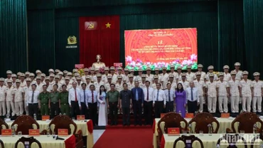 Các đại biểu chụp ảnh lưu niệm tại buổi lễ.