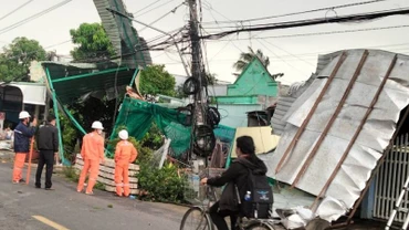 Dông lốc làm tốc mái nhiều nhà dân ở huyện An Phú, tỉnh An Giang
