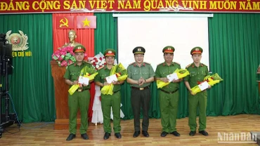 Đại tá Lâm Phước Nguyên, Giám đốc Công an tỉnh An Giang, trao thưởng nóng của Chủ tịch Ủy ban nhân dân tỉnh cho 4 tập thể đã phá án nhanh