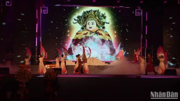 Lễ hội vía Bà Chúa Xứ núi Sam thu hút đông đảo khách tham quan.
