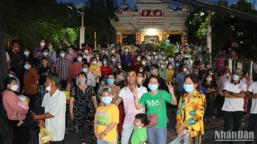 Lễ hội vía Bà Chúa Xứ núi Sam luôn thu hút đông đảo du khách đến tham quan. (Ảnh: THANH DŨNG)