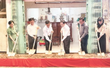 Lãnh đạo TP Cần Thơ thực hiện nghi thức khởi công xây dựng nhà tình nghĩa cho người có công quận Bình Thủy. 