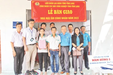 Bàn giao “mái ấm Công đoàn” cho gia đình chị Thạch Thị Thu ở xã Phú Thịnh, huyện Tam Bình, tỉnh Vĩnh Long. 