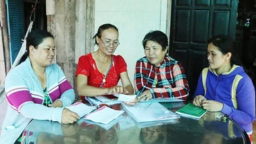 Người dân ấp Kiên Sơn (xã Kiên Bình, Kiên Lương, Kiên Giang) tìm hiểu về bảo hiểm y tế. Ảnh: HUỲNH AN