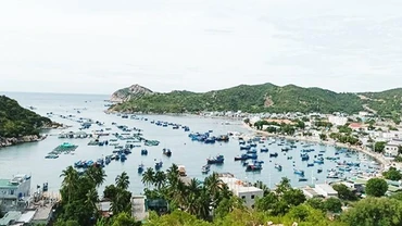  Đường ven biển chạy qua vịnh Vĩnh Hy, điểm du lịch lớn nhất tỉnh Ninh Thuận.