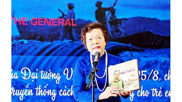 Nhà thơ Mỹ Dung giới thiệu cuốn sách tại triển lãm. 