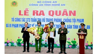 Chủ tịch Ủy ban nhân dân tỉnh Nghệ An Nguyễn Đức Trung và Giám đốc Công an tỉnh Nghệ An Đại tá Bùi Quang Thanh trao Quyết định, tặng hoa chúc mừng Tổ công tác 373 Công an tỉnh.