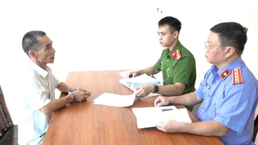 Đối tượng Trần Hải tại cơ quan công an. (Ảnh: Công an Nghệ An cung cấp)