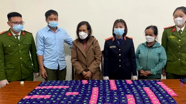 Đối tượng Trần Thị Lan và Nguyễn Thị Truyền cùng tang vật bị bắt giữ. (Ảnh: MINH KHÔI)