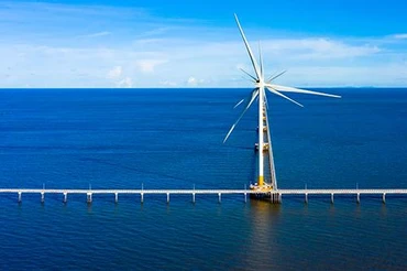 Nhà máy điện gió Đông Hải 1 tại huyện Duyên Hải, tỉnh Trà Vinh với quy mô 25 trụ turbine, công suất 4MW/trụ, được khánh thành đầu năm 2022. Ảnh: TRUNG NAM