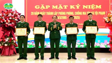Đại tá Nguyễn Công Lực, Chỉ huy trưởng Bộ đội Biên phòng tỉnh Nghệ An trao thưởng cho các tập thể và cá nhân có thành tích xuất sắc.