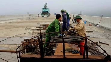 Các nhà thầu đang đẩy nhanh tiến độ thi công các gói thầu.