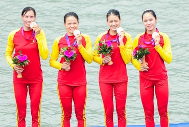 Phạm Thị Thảo (ngoài cùng, bên trái).