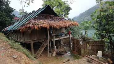 Hạ tầng thiếu thốn, đời sống người dân vùng lòng hồ Thủy điện Bản Vẽ đang gặp rất nhiều khó khăn.