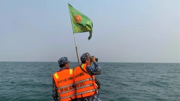 Tàu của Hải đội Biên phòng 2, Bộ đội Biên phòng tỉnh Nghệ An tham gia tìm kiếm, cứu nạn các nạn nhân.