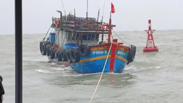 Tàu cá mang số hiệu QB 91414TS được lai dắt vào bờ.