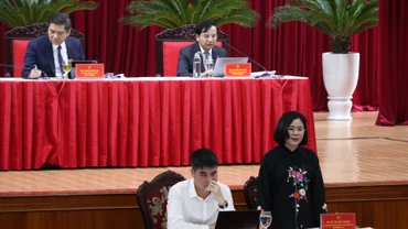 Bà Lê Thị Hoài Chung, Giám đốc Sở Y tế tỉnh Nghệ An trả lời chất vấn các đại biểu.