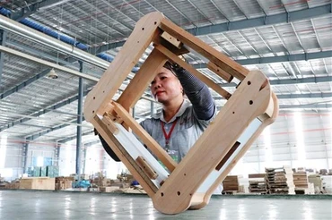 Sản xuất đồ gỗ xuất khẩu sang thị trường Mỹ tại Bình Dương. Ảnh: TTXVN