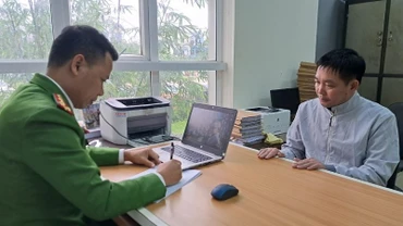 Đối tượng Lưu Khắc Tùng tại Cơ quan Công an. (Ảnh: Công an Nghệ An cung cấp)