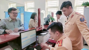 Công an tỉnh Nghệ An tăng cường lực lượng túc trực tại điểm tiếp công dân. (Ảnh: CANA)