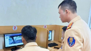 Tập huấn nghiệp vụ sát hạch viên cho lực lượng Cảnh sát giao thông.