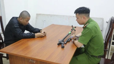 Cơ quan Công an lấy lời khai đối tượng cầm đầu Nguyễn Văn Trường. (Ảnh: CANA)