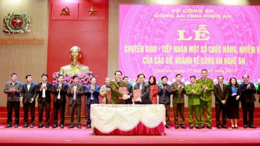 Thiếu tướng Bùi Quang Thanh, Giám đốc Công an tỉnh Nghệ An cùng đại diện lãnh đạo các sở, ngành, địa phương ký biên bản bàn giao chức năng, nhiệm vụ. (Ảnh: CÔNG AN NGHỆ AN)