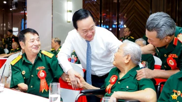 Đồng chí Nguyễn Đức Trung, Bí thư Tỉnh ủy Nghệ An hỏi thăm sức khoẻ, động viên các cựu chiến binh, thương binh, bệnh binh. (Ảnh: PHẠM BẰNG).