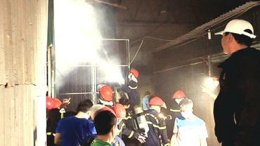 Các lực lượng nỗ lực để khống chế ngọn lửa.