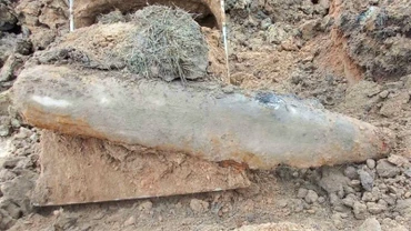 Quả bom có ký hiệu MK-82, đường kính 20cm, dài 155cm, nặng khoảng 340kg, còn nguyên kíp nổ. Ảnh: TRỌNG KIÊN