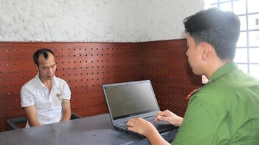 Đối tượng Lương Đức Nguyên tại cơ quan công an. (Ảnh: Công an Nghệ An cung cấp)