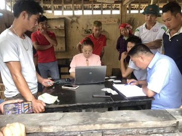 Tổ công nghệ cộng đồng tỉnh Hà Giang hướng dẫn người dân sử dụng tài khoản trên dịch vụ công trực tuyến.