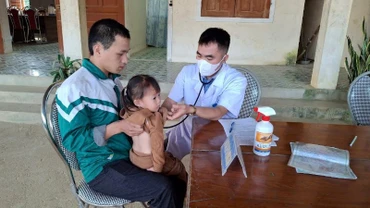 Tiêm chủng vaccine phòng sởi ở Trạm y tế xã Huồi Tụ, huyện Kỳ Sơn.