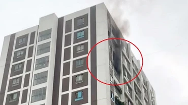Khói đen kèm mùi khét bốc ra từ một căn hộ ở tầng 12. (Ảnh: K. Chính)