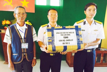 Già làng Tou Prong Dzung (bên trái) trong chuyến thăm vùng biển, đảo thiêng liêng của Tổ quốc năm 2014.