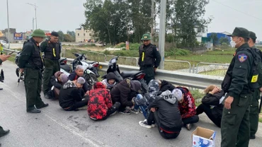 Nhóm thanh niên không đội mũ bảo hiểm, tháo biển kiểm soát, điều khiển xe máy với tốc độ cao trên tuyến cao tốc Nghi Sơn (Thanh Hóa)-Diễn Châu (Nghệ An) vào chiều 29/1/2025 bị bắt giữ.