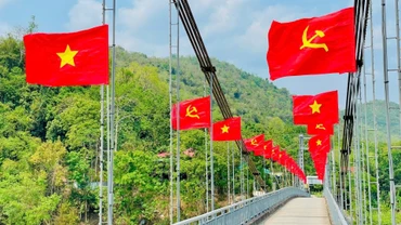 Đường cờ Tổ quốc mừng thống nhất non sông ở thị trấn Thạch Giám, huyện Tương Dương.