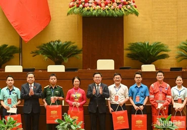 Chủ tịch Quốc hội Vương Đình Huệ và Phó Chủ tịch Thường trực Quốc hội Trần Thanh Mẫn trao các phần quà cho 20 gương mặt đoàn viên công đoàn xuất sắc trong cả nước. Ảnh: DUY LINH