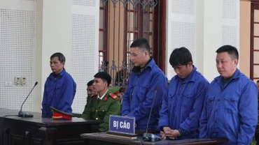 Các bị cáo Chò, Thắng, Công và Thủy tại phiên tòa (từ phải sang).