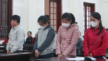 Các bị cáo Đặng Văn Thành, Trần Thị Ngọc Hà, Trần Thị Hà Phương, Nguyễn Thị Phương Thảo tại phiên tòa sơ thẩm.